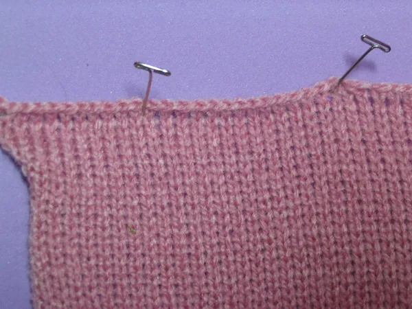Photo of the edge of knitted fabric, showing the casting off