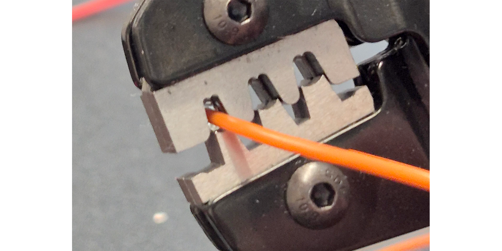 dupont_inserting_wire.png